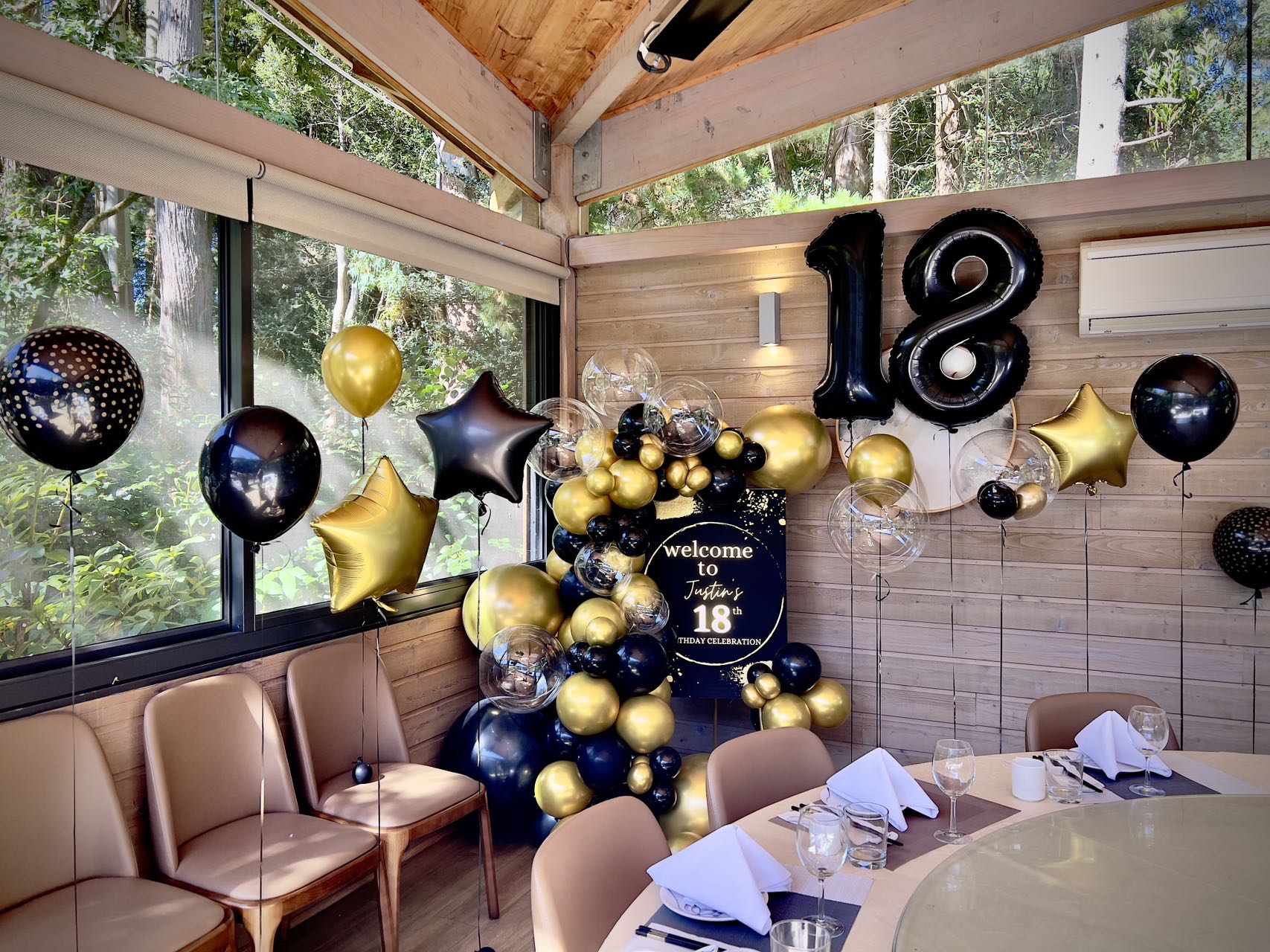 Sophisticated 18th birthday party with black and gold theme